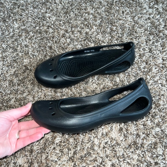 Crocs Black Cutout Flats Size 6 - Picture 1 of 7
